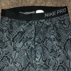 Super comfy and stretchy Nike pro capri leggings